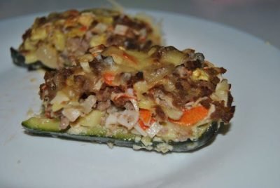 Calabacines rellenos de carne y surimi