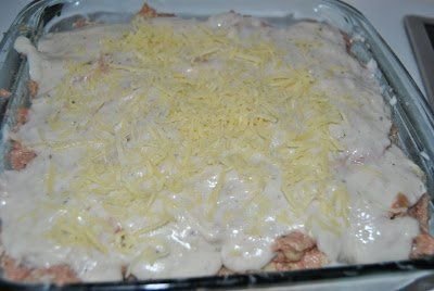 Cubrimos los calabacines con bechamel y queso rallado.