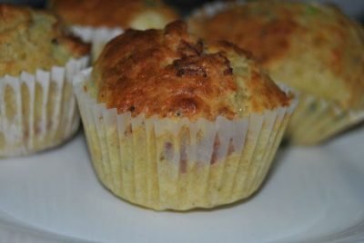 Muffins salados de beicon, queso y puerro