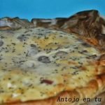 quiché de jamón cocido, champiñones y queso.