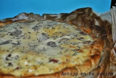 quiché de jamón cocido, champiñones y queso.