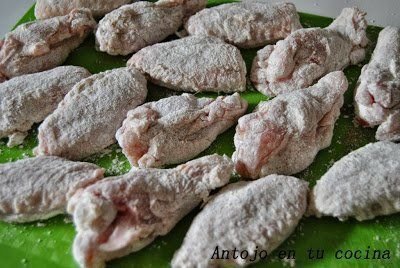 salpimentamos las alitas de pollo al gusto y, posteriormente, las pasaremos ligeramente por harina.
