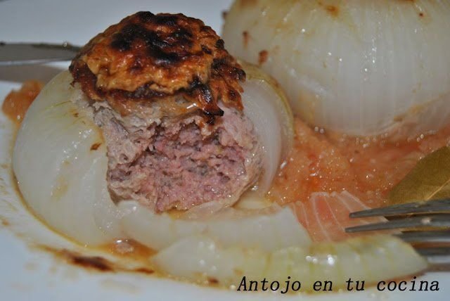 cebollas rellenas de carne con salsa de tomate