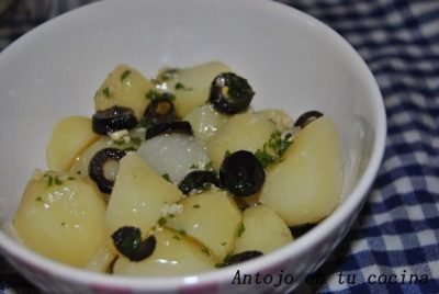 Patatitas al pesto con aceitunas negras, la guarnición perfecta