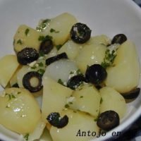 Patatitas al pesto con aceitunas negras