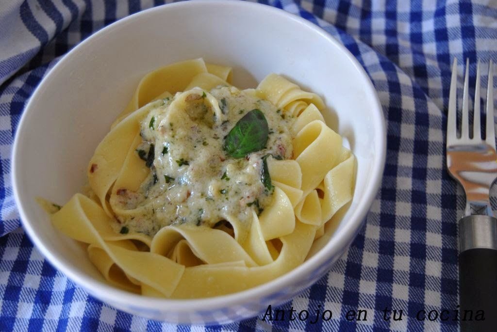 nidos de pasta con salsa de pesto y mascarpone