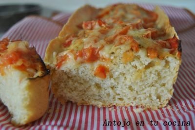 Pan con costra crujiente de tomate y queso