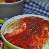 Huevos al plato con puré de patata al ajo