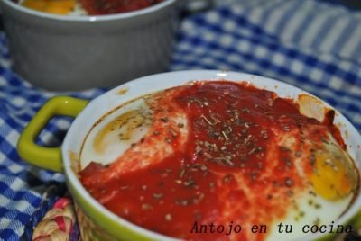 Huevos al plato con puré de patata al ajo