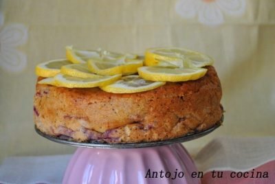 Bizcocho de limón y cerezas con semillas de amapola