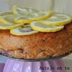 Bizcocho de limón y cerezas con semillas de amapola