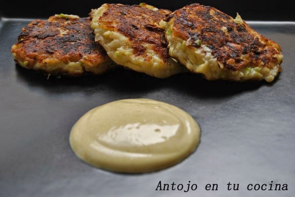 Tortitas de calabacín con salsa de yogur al curry