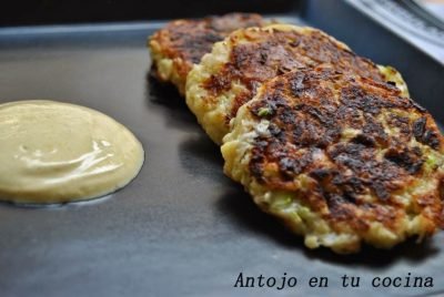 Tortitas de calabacín con salsa de yogur al curry