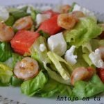Ensalada con gambas, sandía y queso de cabra