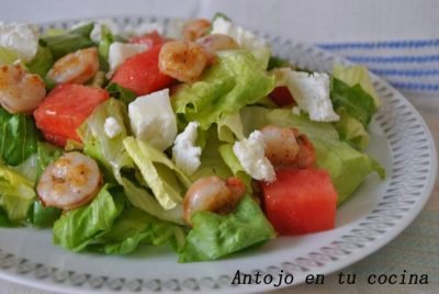 Ensalada con gambas, sandía y queso de cabra