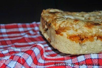 Focaccia con cebolla caramelizada, yogur griego y pera