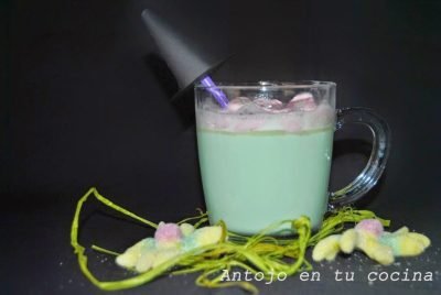 Brebaje de la bruja (bebida de chocolate blanco caliente)