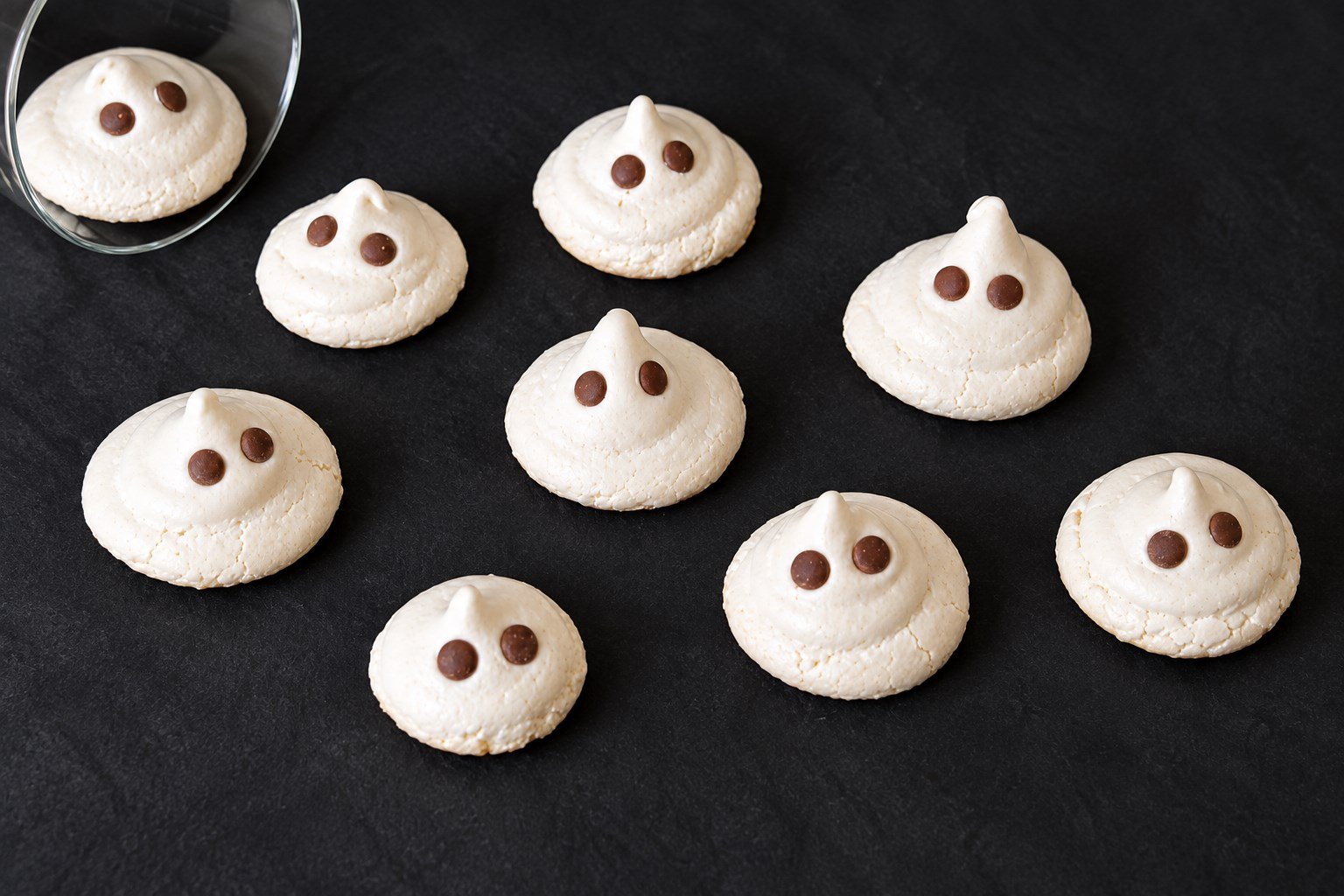 Vista cenital de los fantasmas de merengue para Halloween con ojos de chocolate