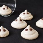 Fantasmas de merengue para Halloween con dos ojos de chocolate