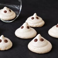 Fantasmas de merengue para Halloween con dos ojos de chocolate