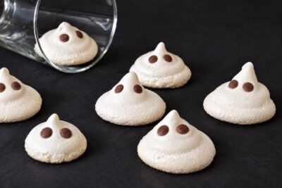 Fantasmas de merengue para Halloween con ojos de chocolate