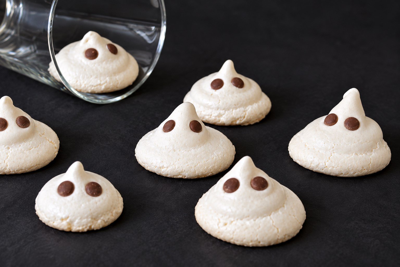 Fantasmas de merengue para Halloween con dos ojos de chocolate