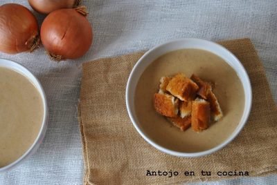 Crema de cebolla con picatostes caseros