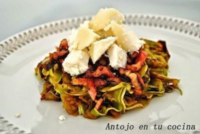 Ensalada templada de calabacín, beicon y queso de cabra