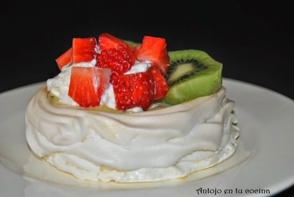 Cestas de merengue con kiwi y fresas