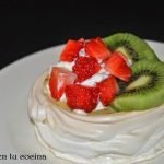 Cestas de merengue con kiwi y fresas