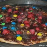 Pizza dulce de chocolate y fresas