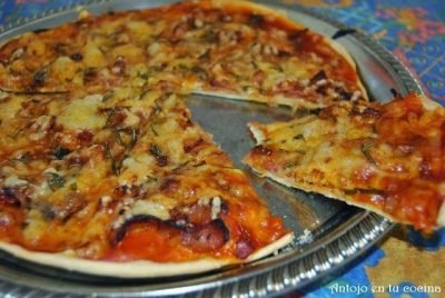 Pizza de beicon, cebolla y romero