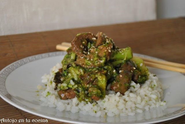 Ternera con brócoli y arroz. Receta fácil
