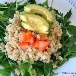 Ensalada de quinoa, rúcula, canónigos y aguacate
