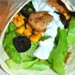 Fajitas de gambas y maíz con aderezo de crema fresca y cilantro