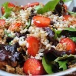 Ensalada de arroz, quinoa y cereales con fresas