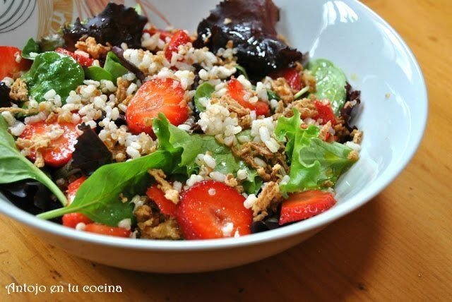 Ensalada de arroz, quinoa y cereales con fresas