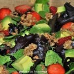 Ensalada con fresas y aguacate con aliño de miel y semillas de amapola
