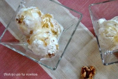 Helado de yogur con miel y nueces