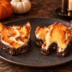 Brownie con cheesecake en forma de gatos con calabazas y decoración de Halloween