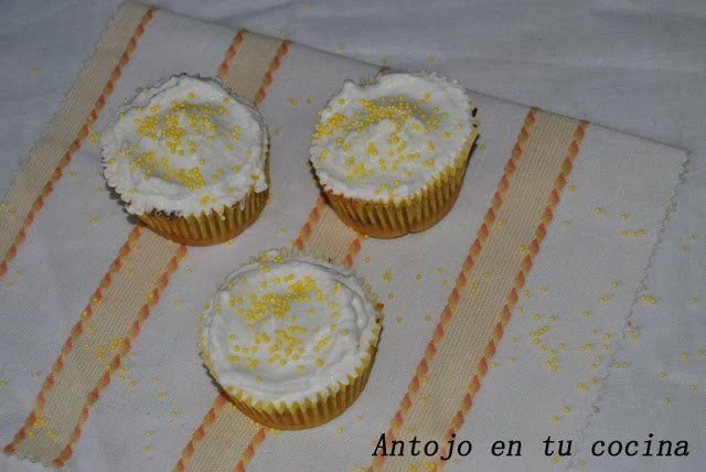 cupcakes de pera con corazón de bombón