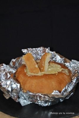 Fondue de queso en pan de pueblo