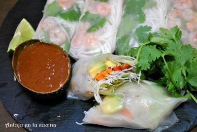 Rollitos de primavera vietnamitas con salsa de cacahuetes