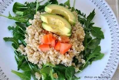ensalada de quinoa, rúcula, canónigos y aguacate.