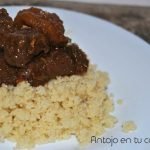 Tajine de ternera con orejones sobre cuscús