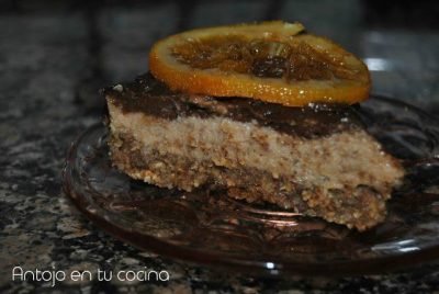 Tarta vegana de dátiles, frutos secos y chocolate