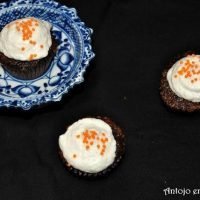mini cupcakes de chocolate con nata montada