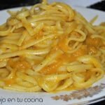 Pasta con saludable y cremosa salsa de calabaza asada