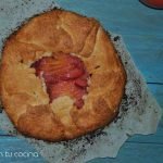 Galette fácil de mango y fresas con base crujiente de maíz