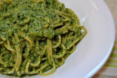 Pesto de rúcula y nueces {plato de pasta en 10 minutos}